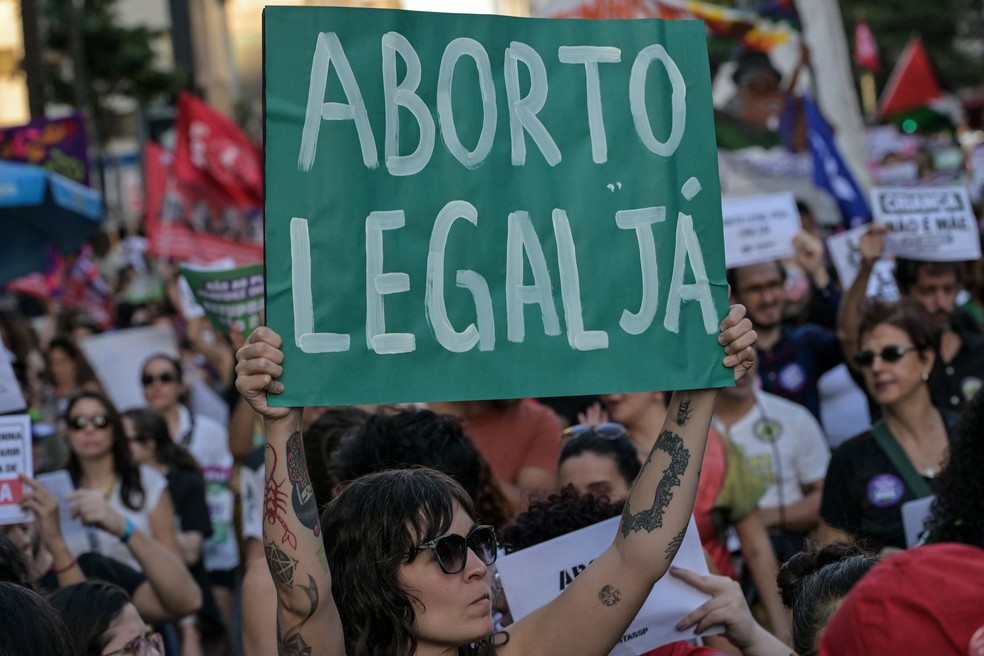 Manifestante segura placa que diz "Aborto Legal Já" em manifestação contra PL nº 1904/24, em 15 de junho de 2024, São Paulo — Foto: Nelson Almeida/AFP/Getty Images
