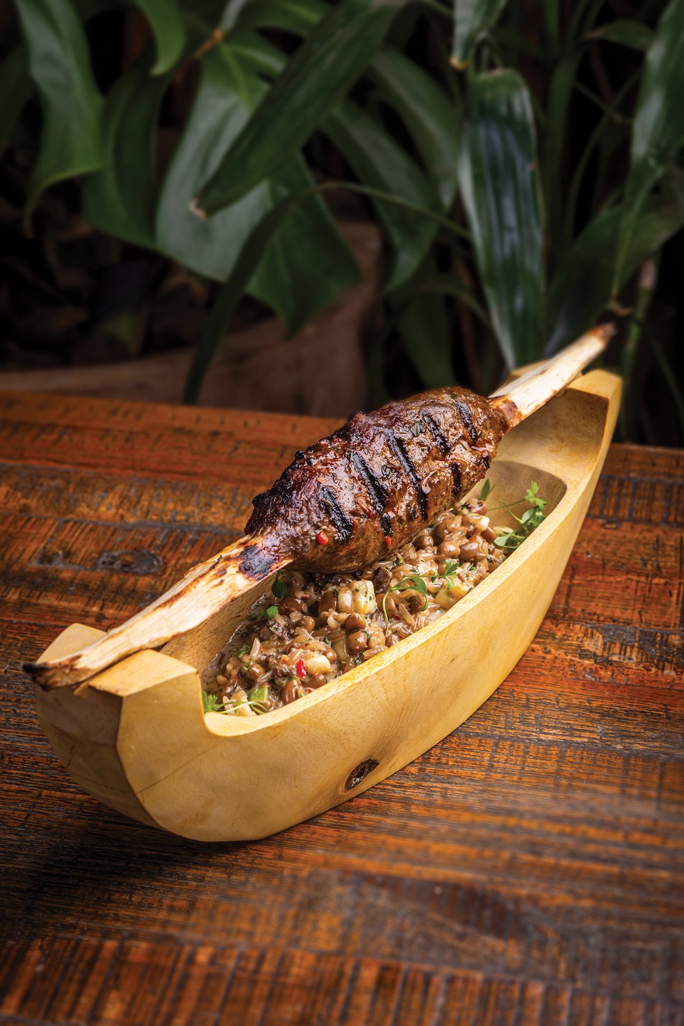 Sabores brasileiros com influência de quem viajou pelo mundo: kafta de costelas com baião de dois cremoso. — Foto: Mario Rodrigues