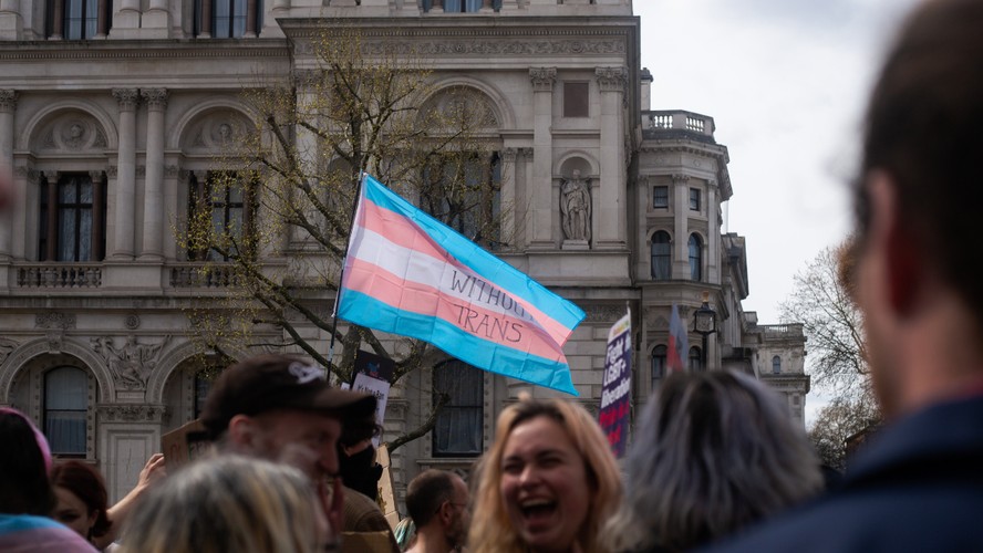 É importante garantir o acesso igualitário aos serviços de saúde para a comunidade trans