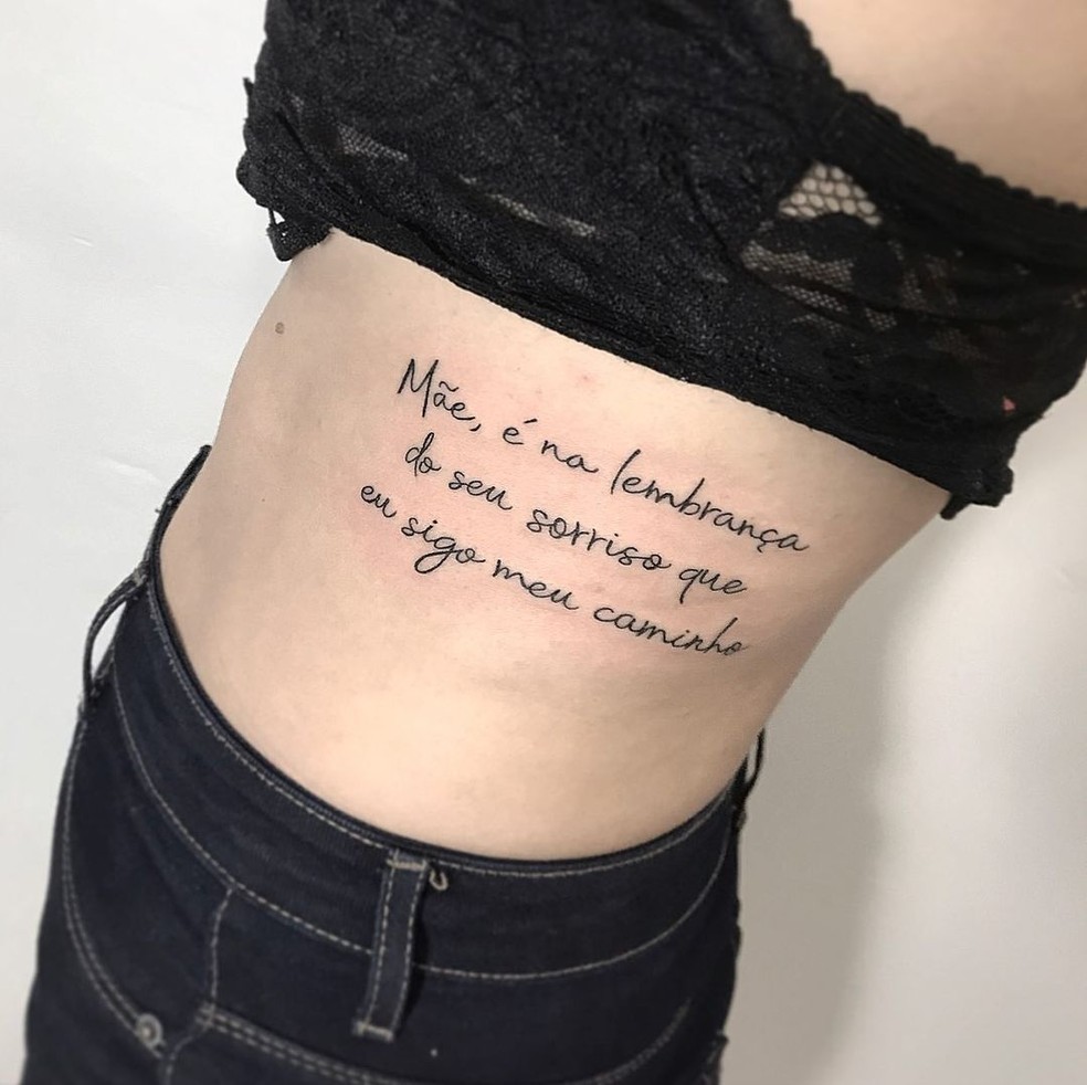 Tatuagem feminina na costela: frases que você vai querer eternizar na pele