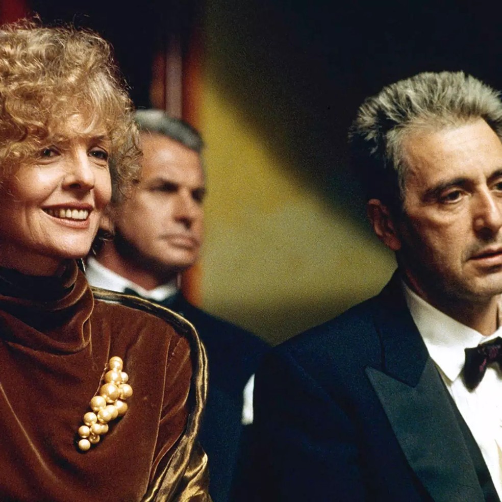 Diane Keaton ao lado de Al Pacino em um dos filmes da trilogia 'O Poderoso Chefão' (1972 - 1990) — Foto: Divulgação