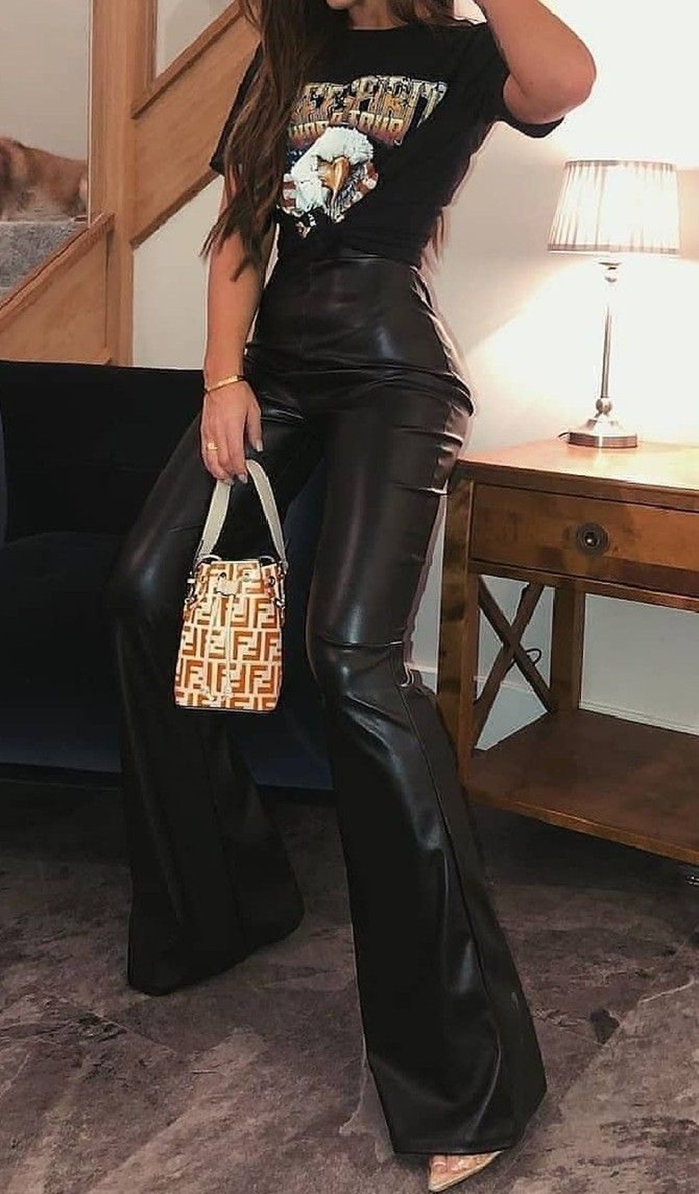 Crie um look com calça de couro e camisa de banda para ter um visual moderno. — Foto: Reprodução/Pinterest @Kirby_Krissss