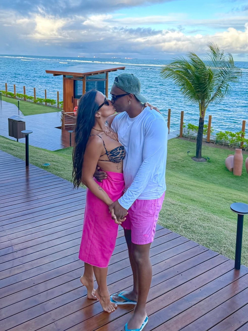 Carol Peixinho e Thiaguinho se beijam — Foto: Reprodução/ Instagram @carolpeixinho