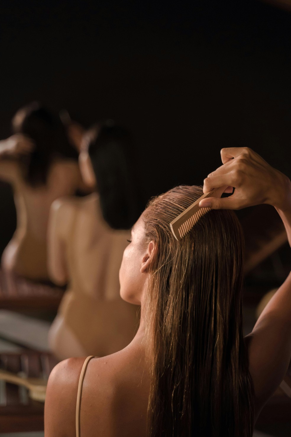 Escovar o cabelo da forma certa pode melhorar a saúde capilar e o brilho dos fios — Foto: Pexels