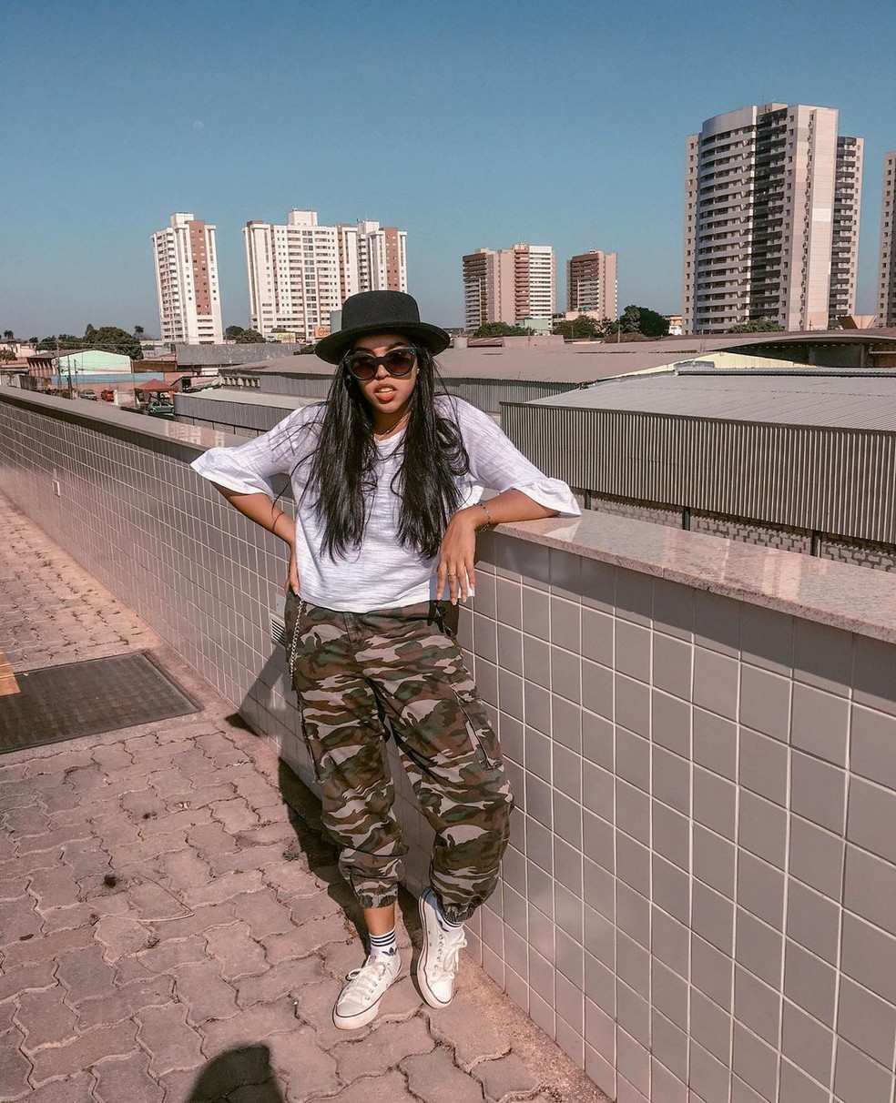 Para quem preza por conforto acima de tudo, as calças jogger são uma ótima opção para usar com o All Star branco — Foto: Reprodução/Instagram @ddailydebs
