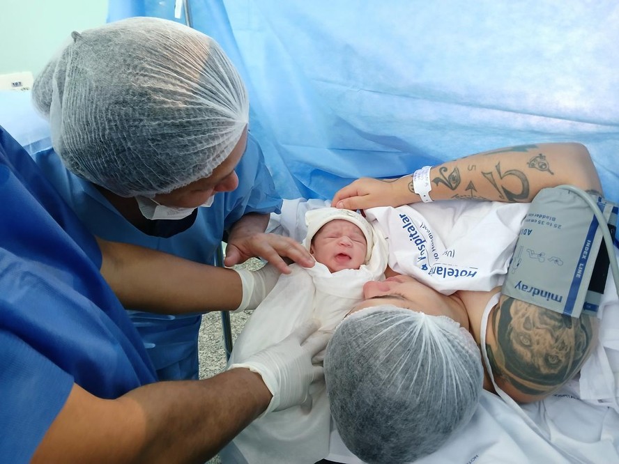 Lucas Alves, de 27 anos, deu à luz a Cecília em dezembro de 2024, mas adiou a paternidade por receio de como seria tratado.