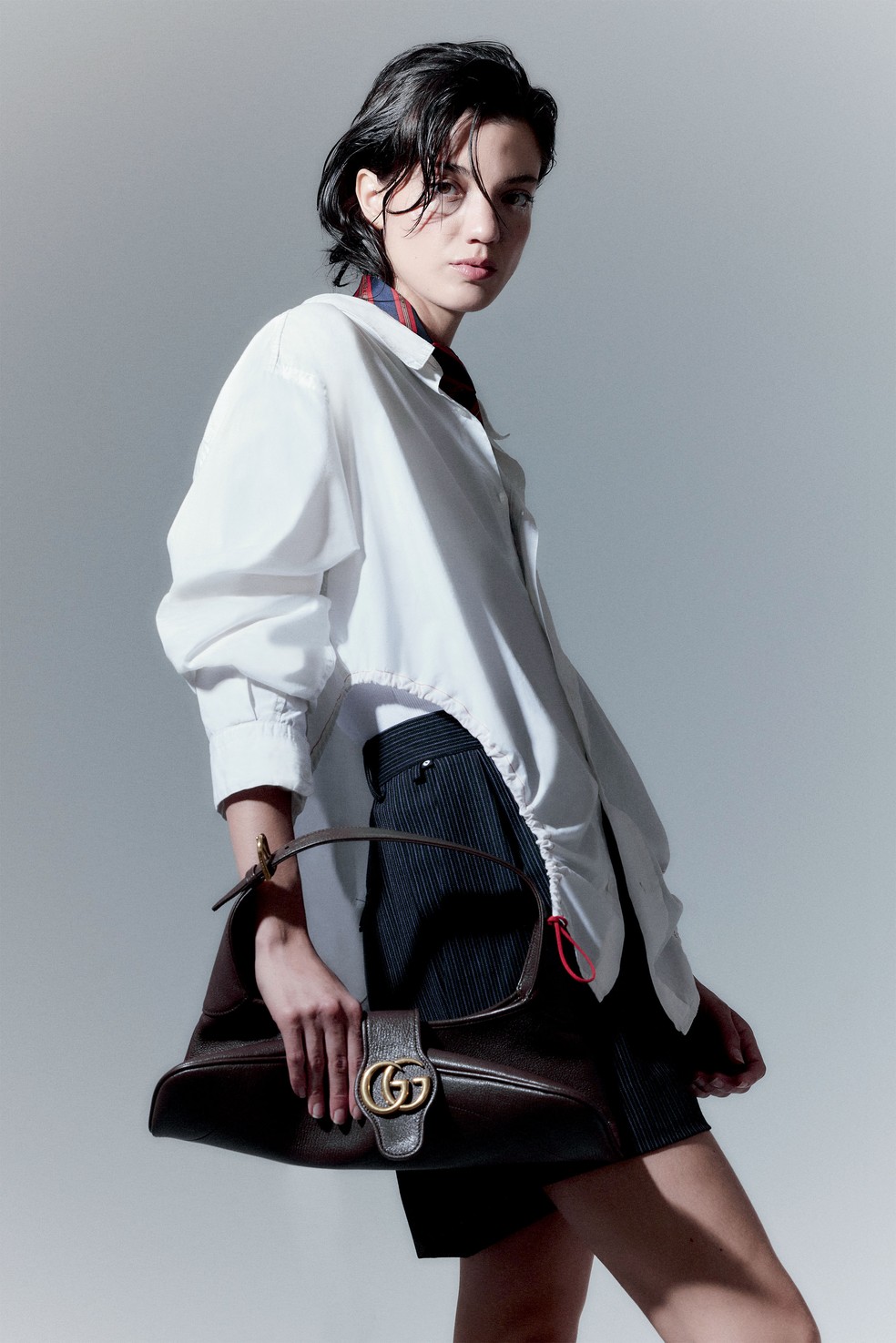 Camisa Microdoses, R$ 169; regata Renner, R$ 50; bermuda Dod Alfaiataria, R$ 890;  gravata Gucci no Frou Frou vintage, R$ 389; bolsa Gucci, R$ 14.460 — Foto: Tauana Sofia (Gustavo Grota)