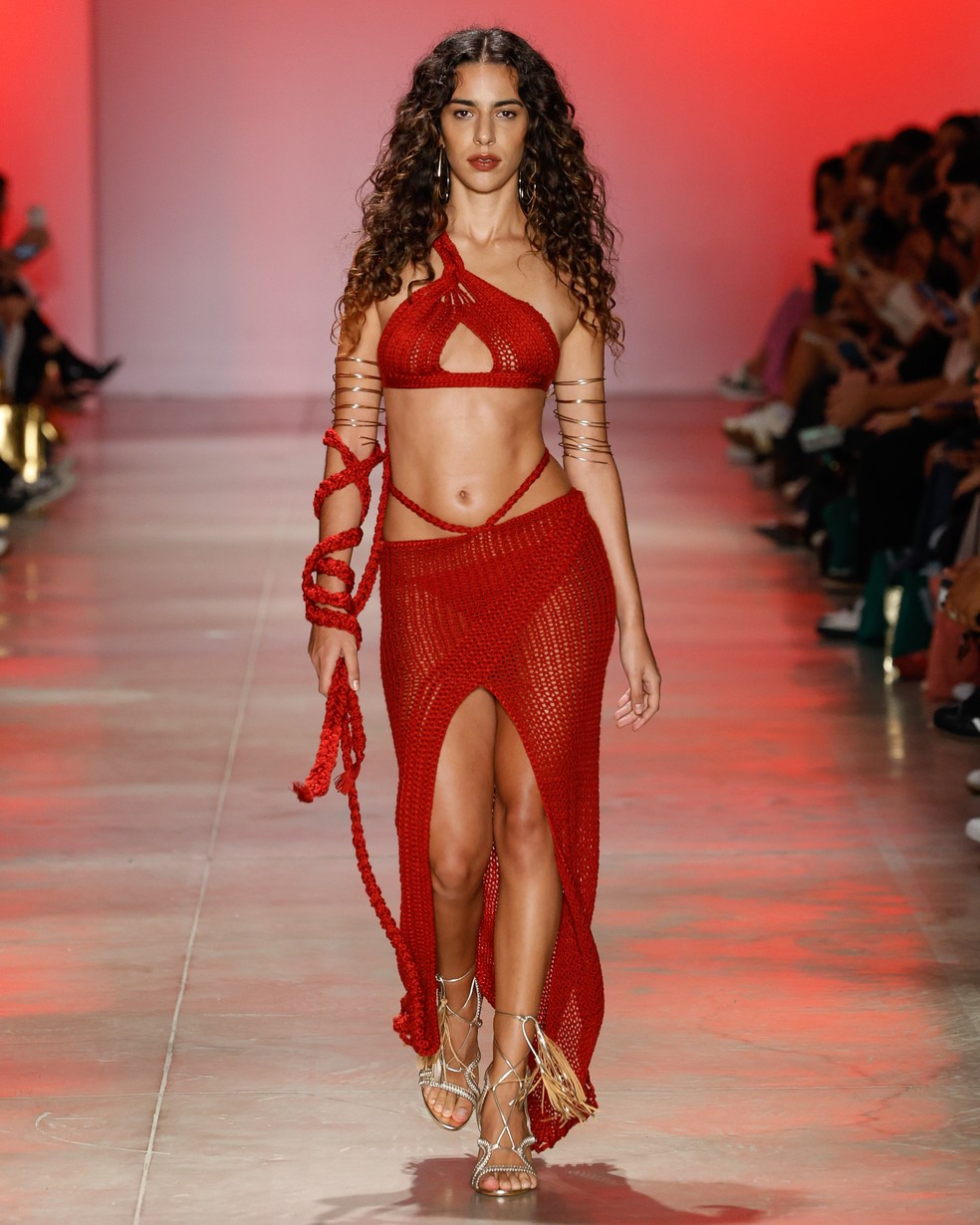 A artista Marina Sena com o carreo-chefe de Ateliê Mão de Mãe: o crochê — Foto: Divulgação