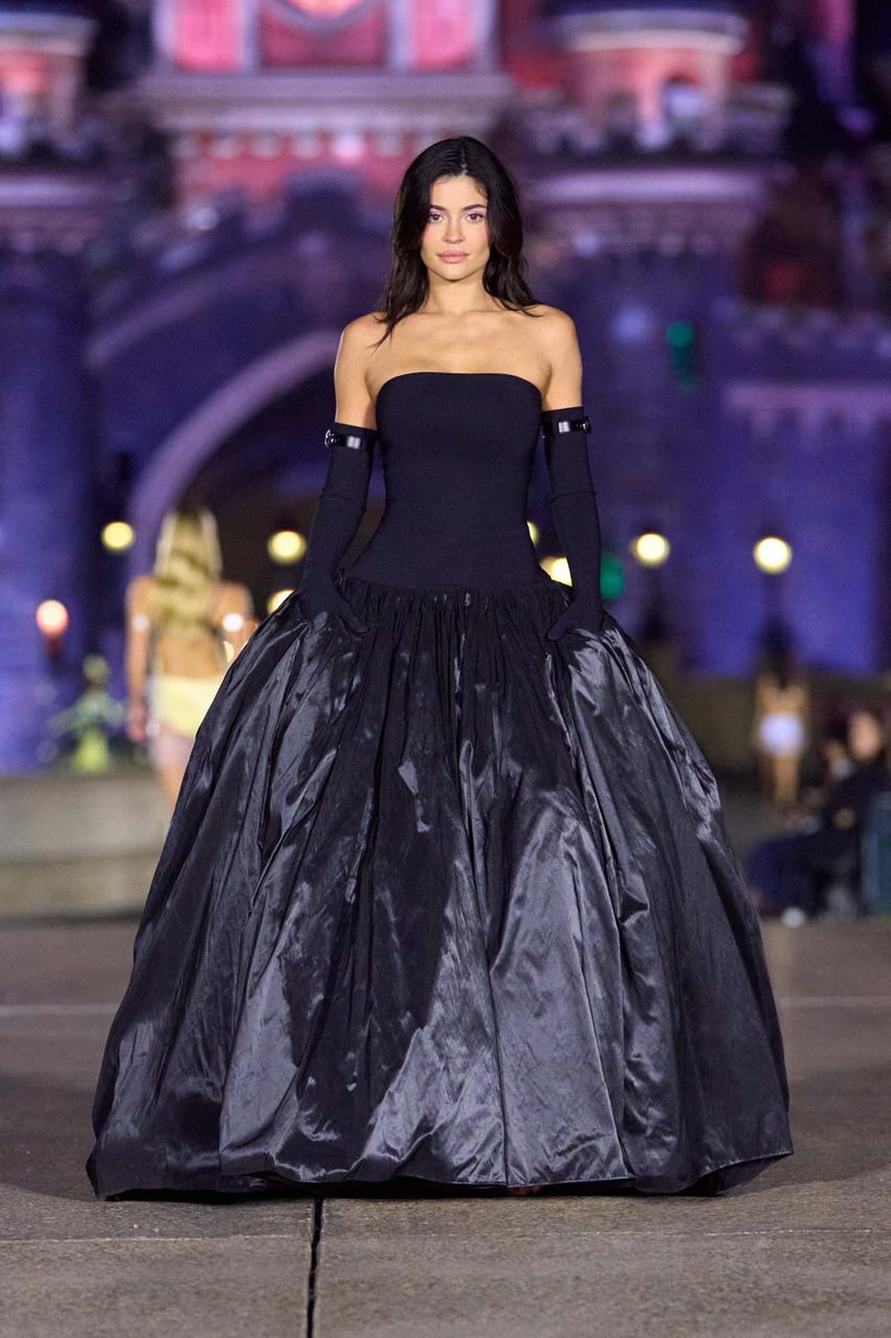 Moda na Disney? Após viralizar com sapato de orelhas do Mickey