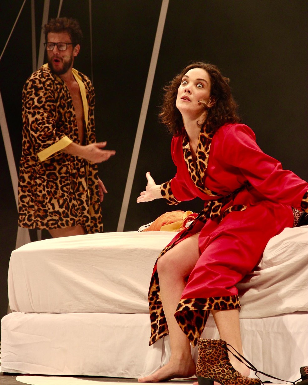Eduardo Pelizzari e Adriana Birolli na peça "O Dia Seguinte" — Foto: Reprodução/Instagram @adrianabirolli