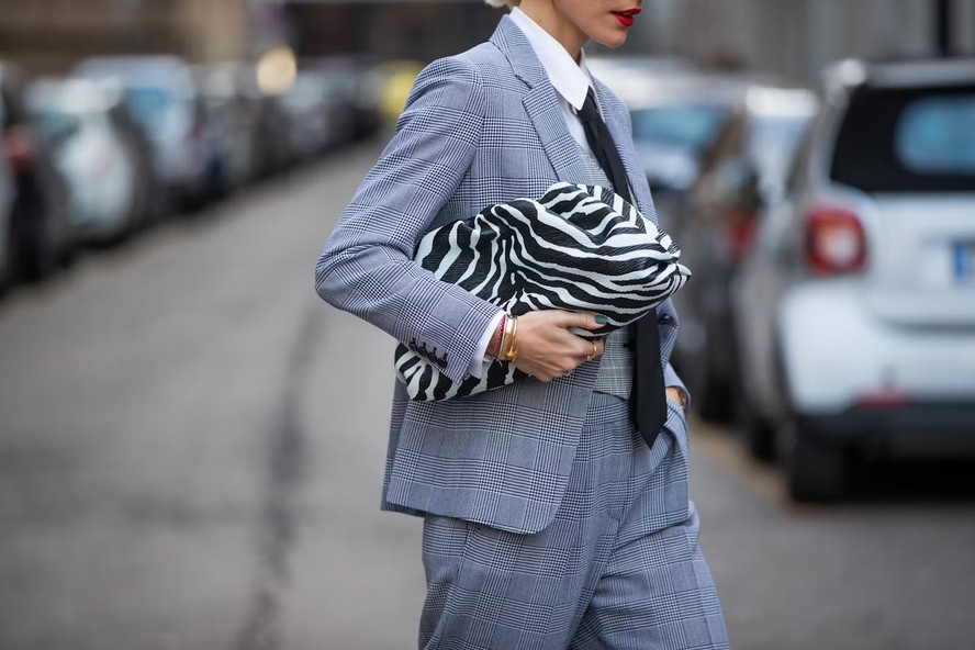 A estampa de zebra pode estar presente em acessórios e peças de roupa, valorizando produções cotidianas
