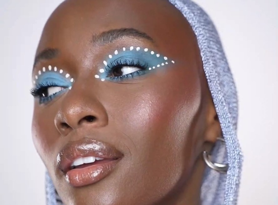 Make para brilhar: Mirella Qualha mostra como fazer delineado gráfico para o Carnaval