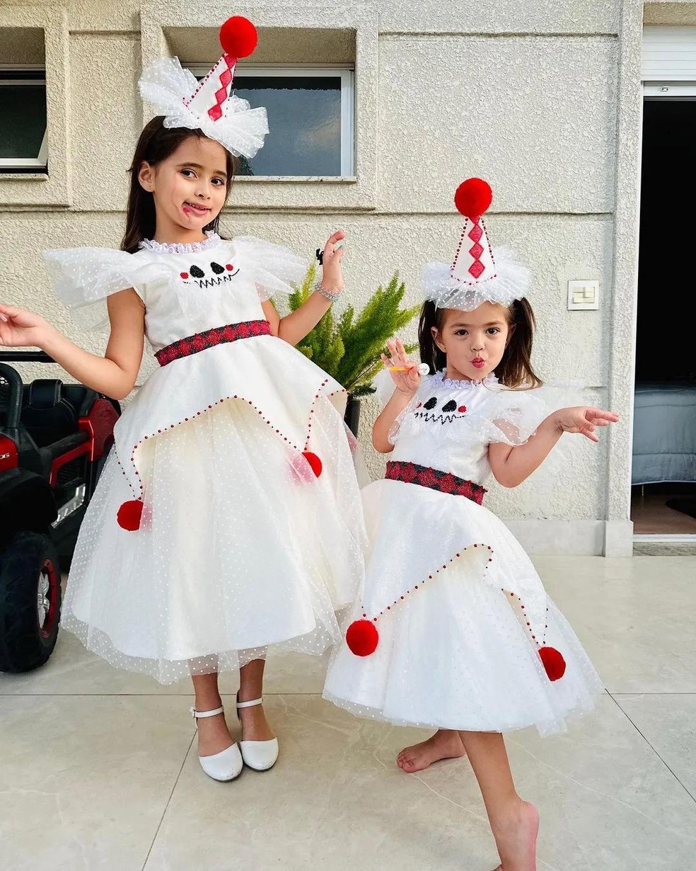 Zoe e Manuela Sato posam fantasiadas (Foto: Reprodução/Instagram) — Foto: Marie Claire