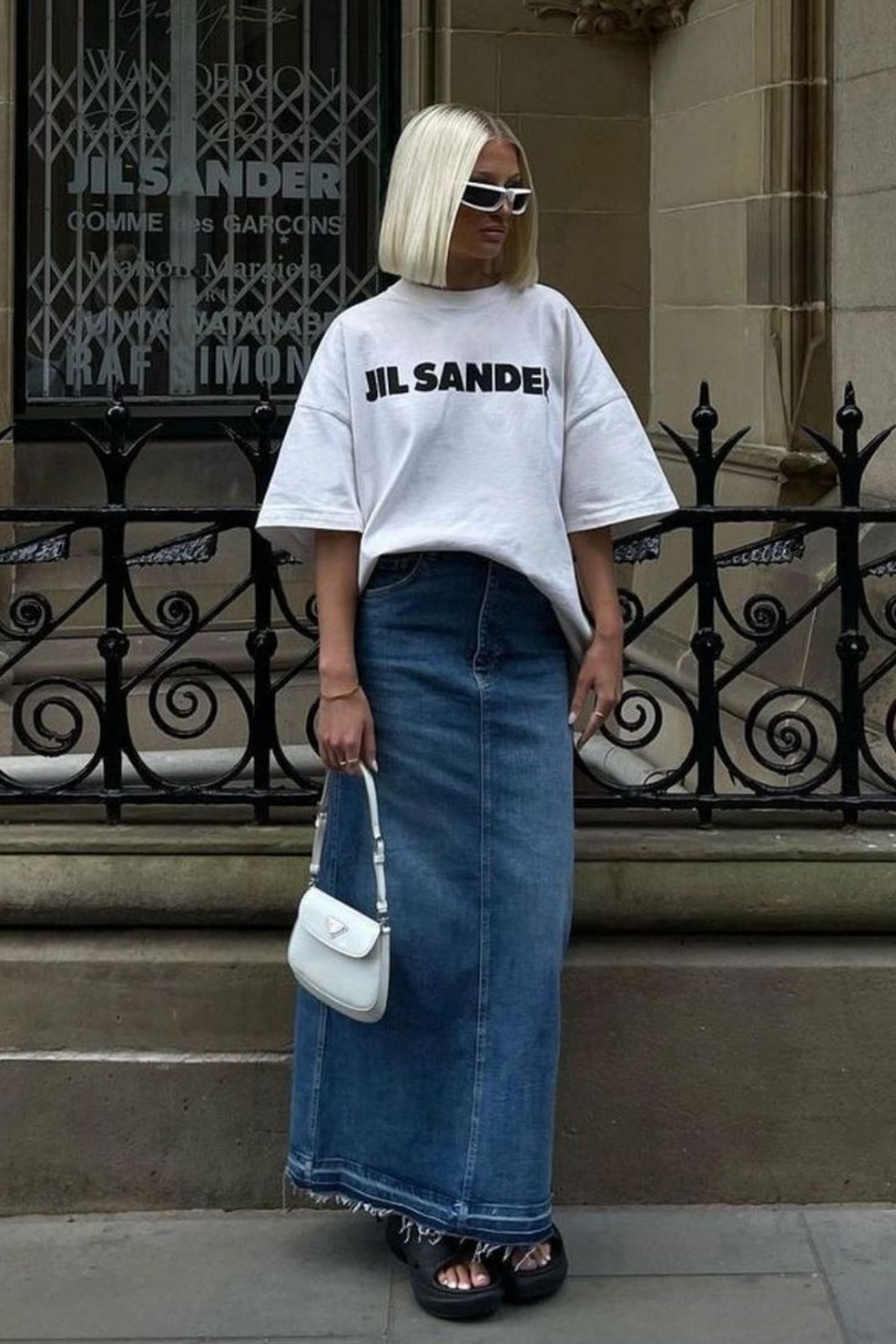 Saia jeans é uma peça icônica que voltou a moda. Assim, ela merece um espaço no seu look para show a noite. — Foto: Reprodução/Pinterest
