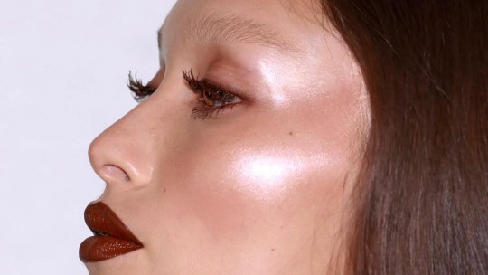 9 iluminadores que garantem um glow incrível na pele 9 iluminadores que garantem um glow incrível na pele