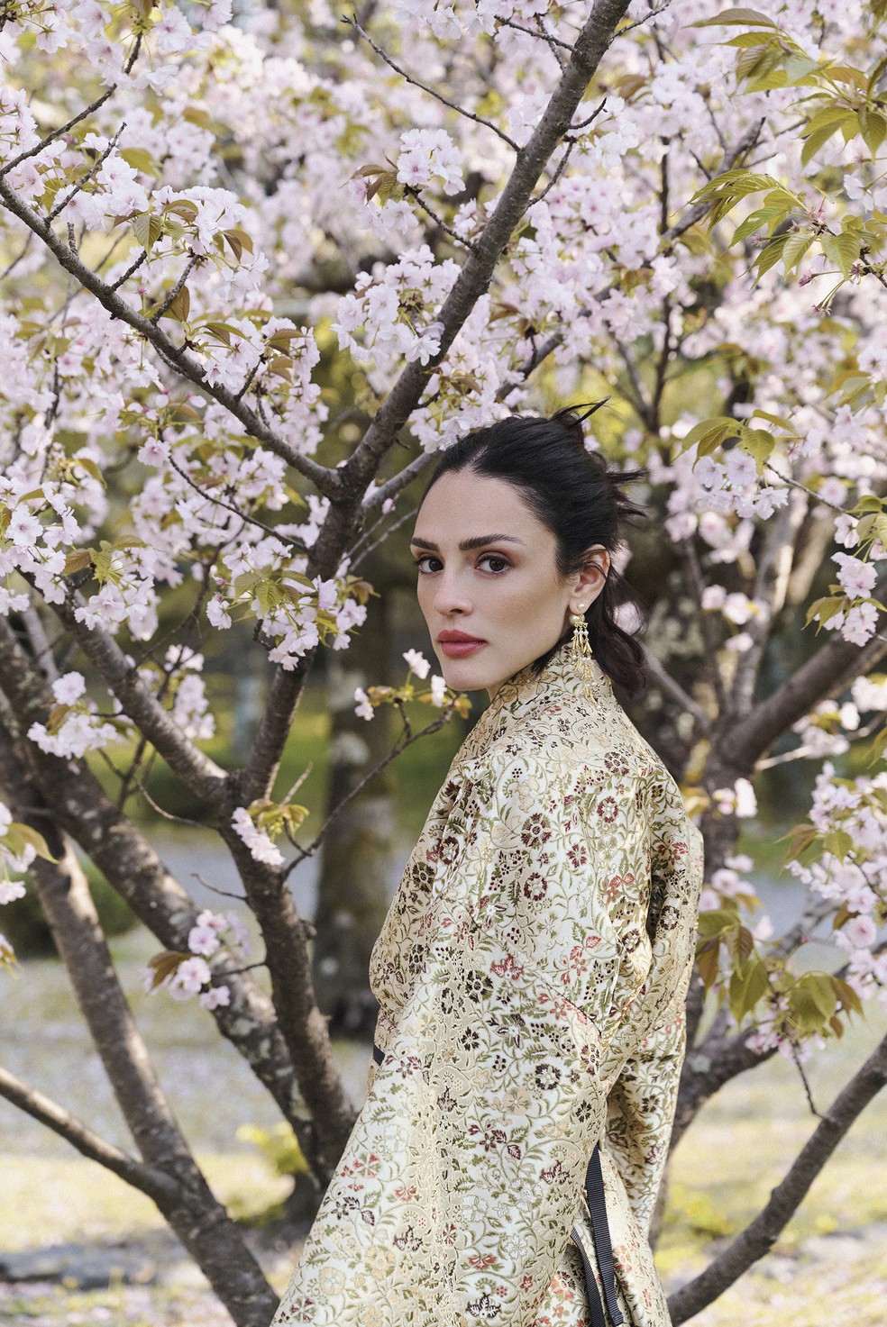 Isabelle Drummond veste casaco, cinto e brinco Dior Pre-Fall 2025; Maquiagem com produtos Dior Spring Collection, Glowmania — Foto: Kyoko Munakata (Signo)