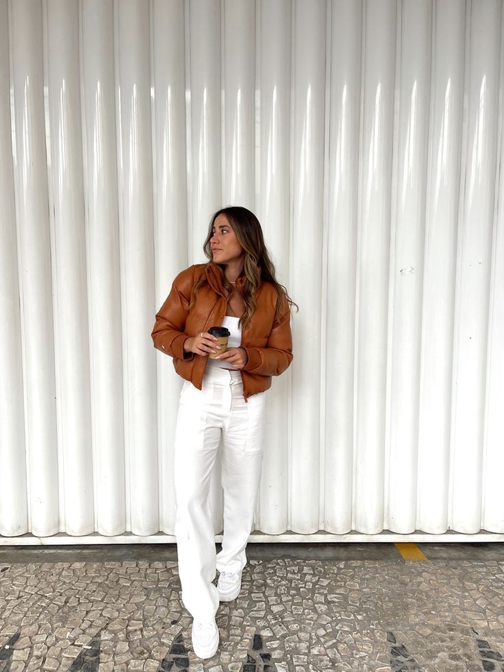 Misture diferentes cores e tenha um look com jaqueta de couro criativo. — Foto: Reprodução/Pinterest @useseek