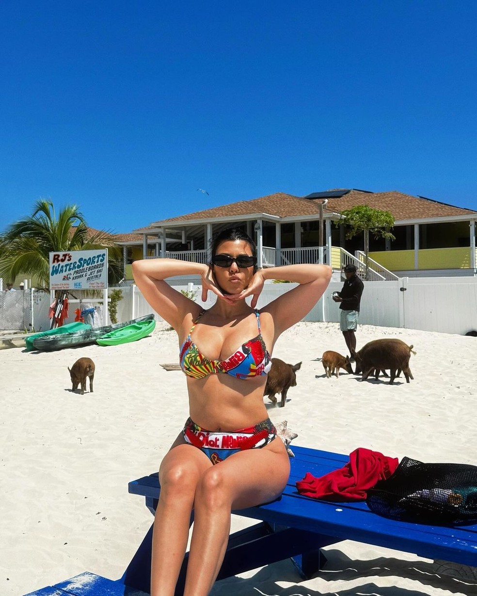 Kourtney Kardashian usa biquíni com estampa gráfica — Foto: Reprodução/Instagram @kourtneykardash