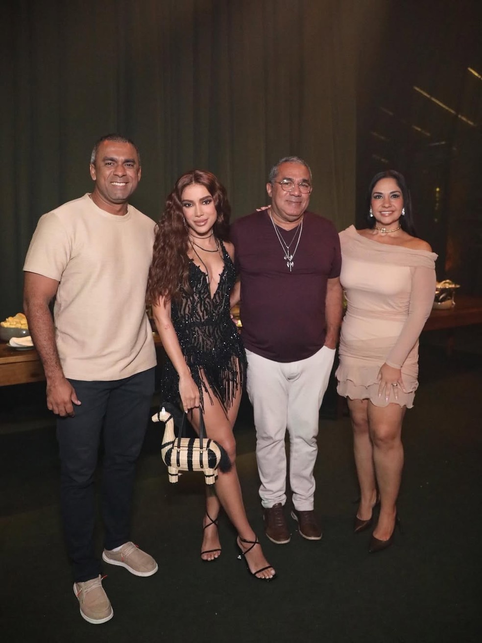 Anitta abre álbum de fotos de aniversário de 32 anos, reunindo muitas celebridades — Foto: Reprodução/Instagram