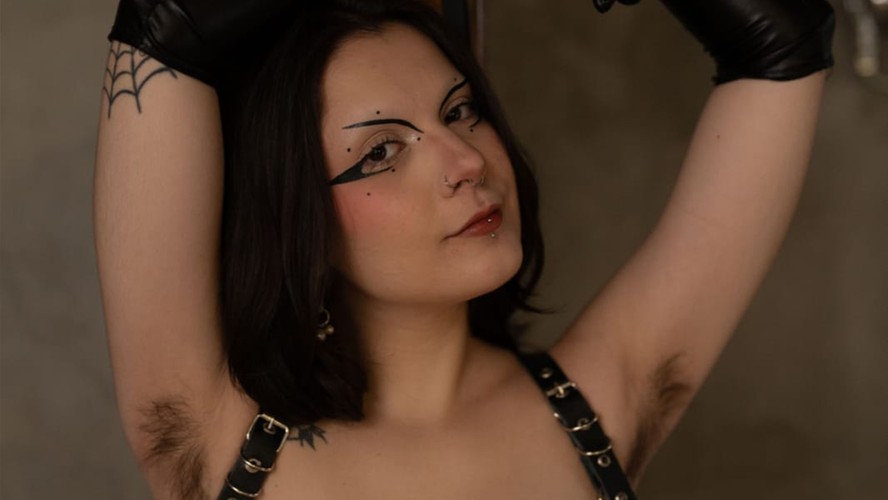 Mulheres que curtem choking revelam o que mais as excita ao brincar com a falta de ar. Na foto, Lua Torrents, gerente de um bar fetichista