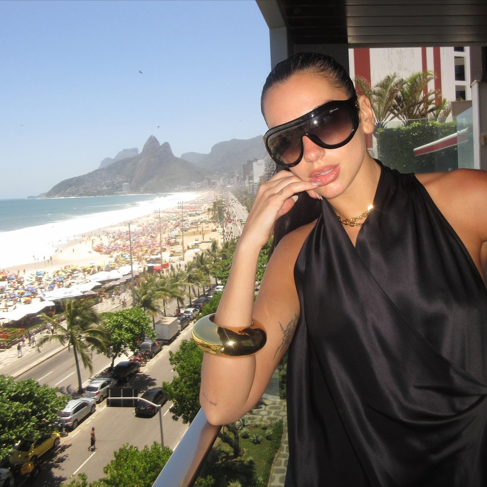 Biquíni, praia, mar e sol: Dua Lipa publica cliques vivendo o 'jeito carioca' — Foto: Reprodução/ Instagram