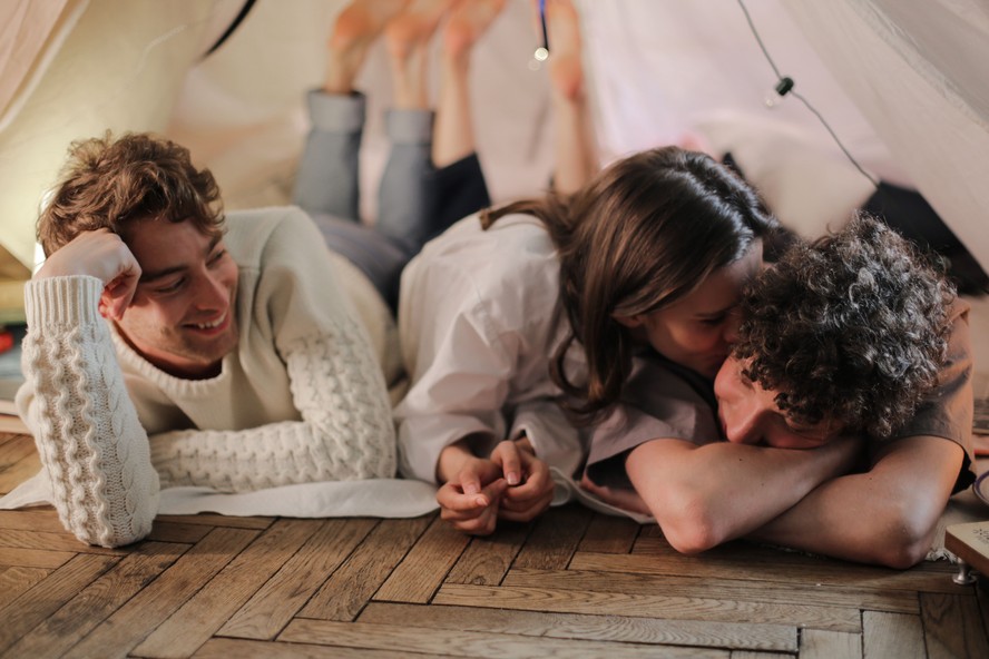 Os diferentes tipos de não monogamia mostram que não existe uma única forma de construir relações fora dos formatos padrões da monogamia