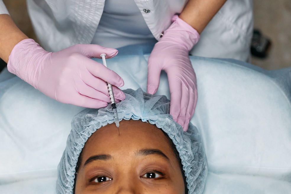 Procedimentos que envolvam agulhas só podem ser realizados por médicos ou dentistas — Foto: Pexels/ cottonbro studio/ CreativeCommons