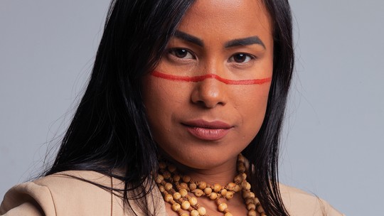 O olhar ancestral de Kaê Guajajara: Como a diva pop indígena usa o passado para hackear o presente
