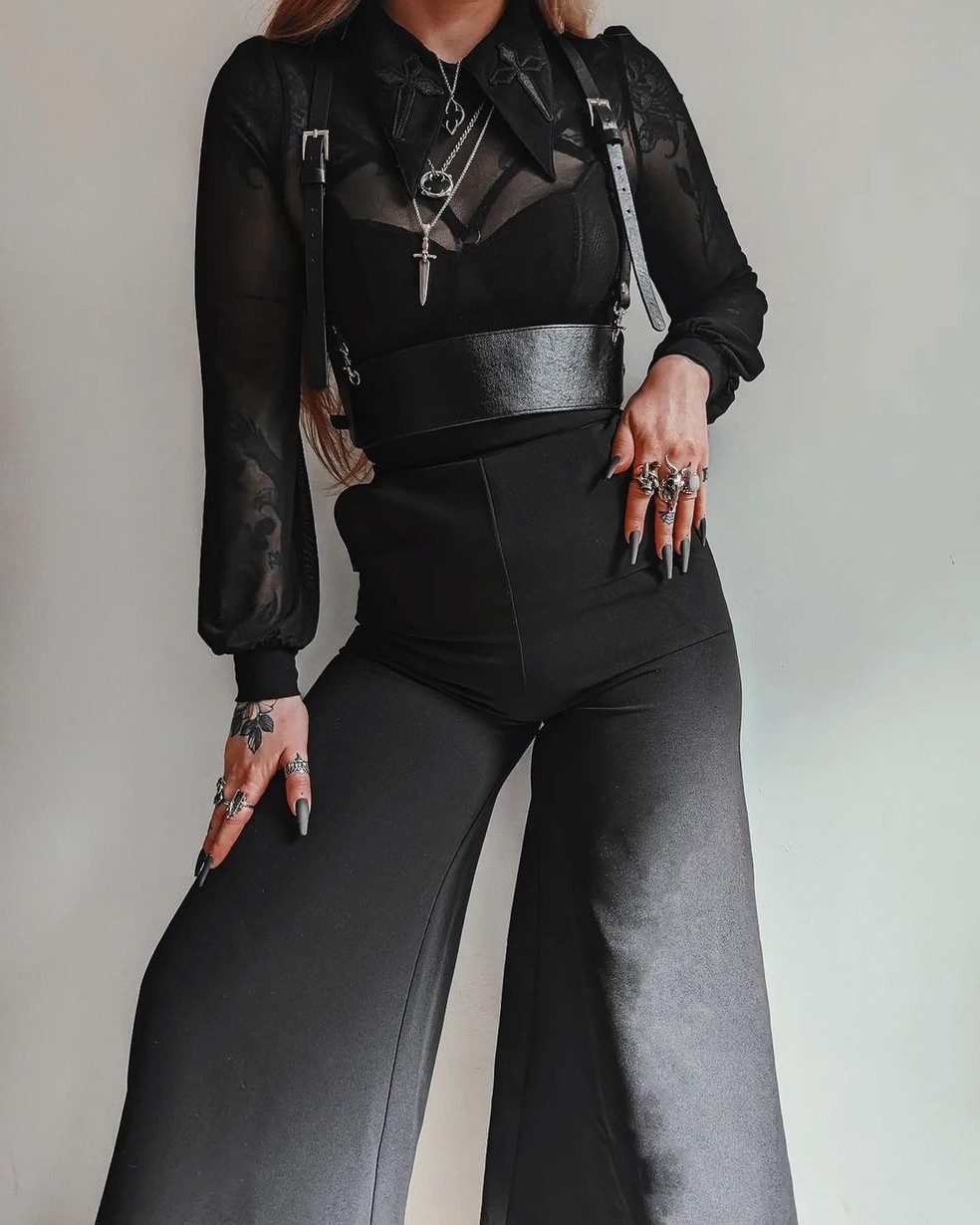 Se engana quem acha que calça pantalona preta não pode ser ousada e sexy. — Foto: Reprodução/Instagram @shopkatakomb
