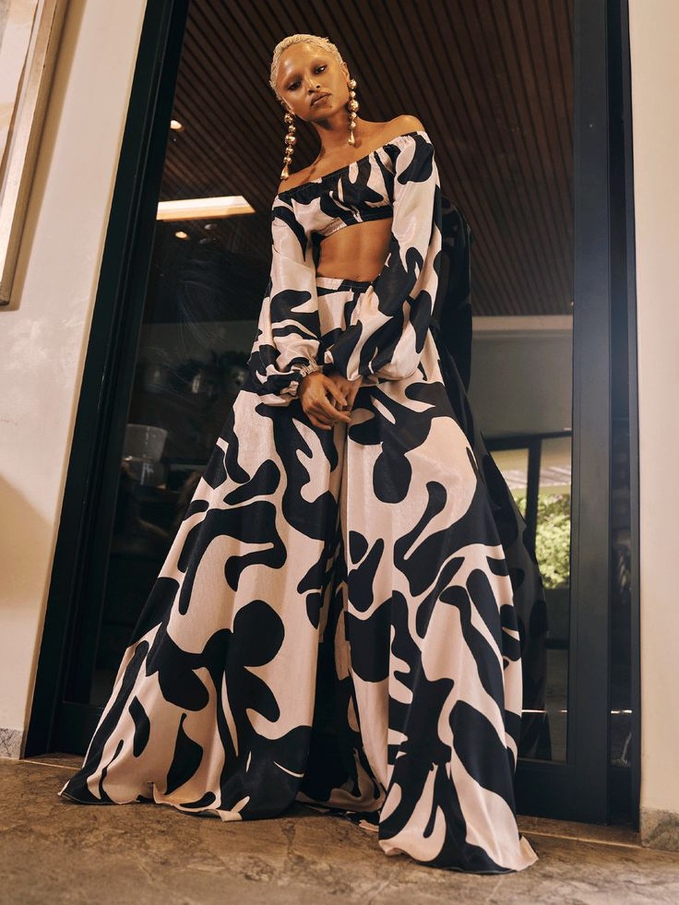 Explore diferentes estampas na hora de criar um look com calça pantalona. — Foto: Reprodução/Pinterest @thediarrablu