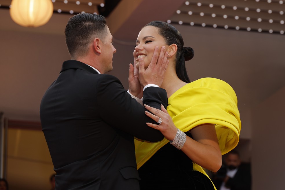 Adriana Lima e o namorado Andre Lemmers trocam beijo em Cannes — Foto: Getty