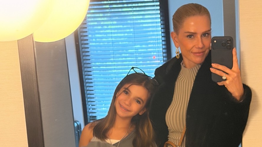 Deborah Secco posou com a filha, Maria Flor, de 10 anos