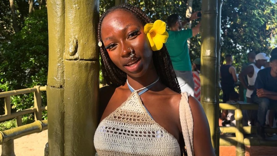 Youlia Tshasa é a francesa que conquistou fluência no português brasileiro através do funk