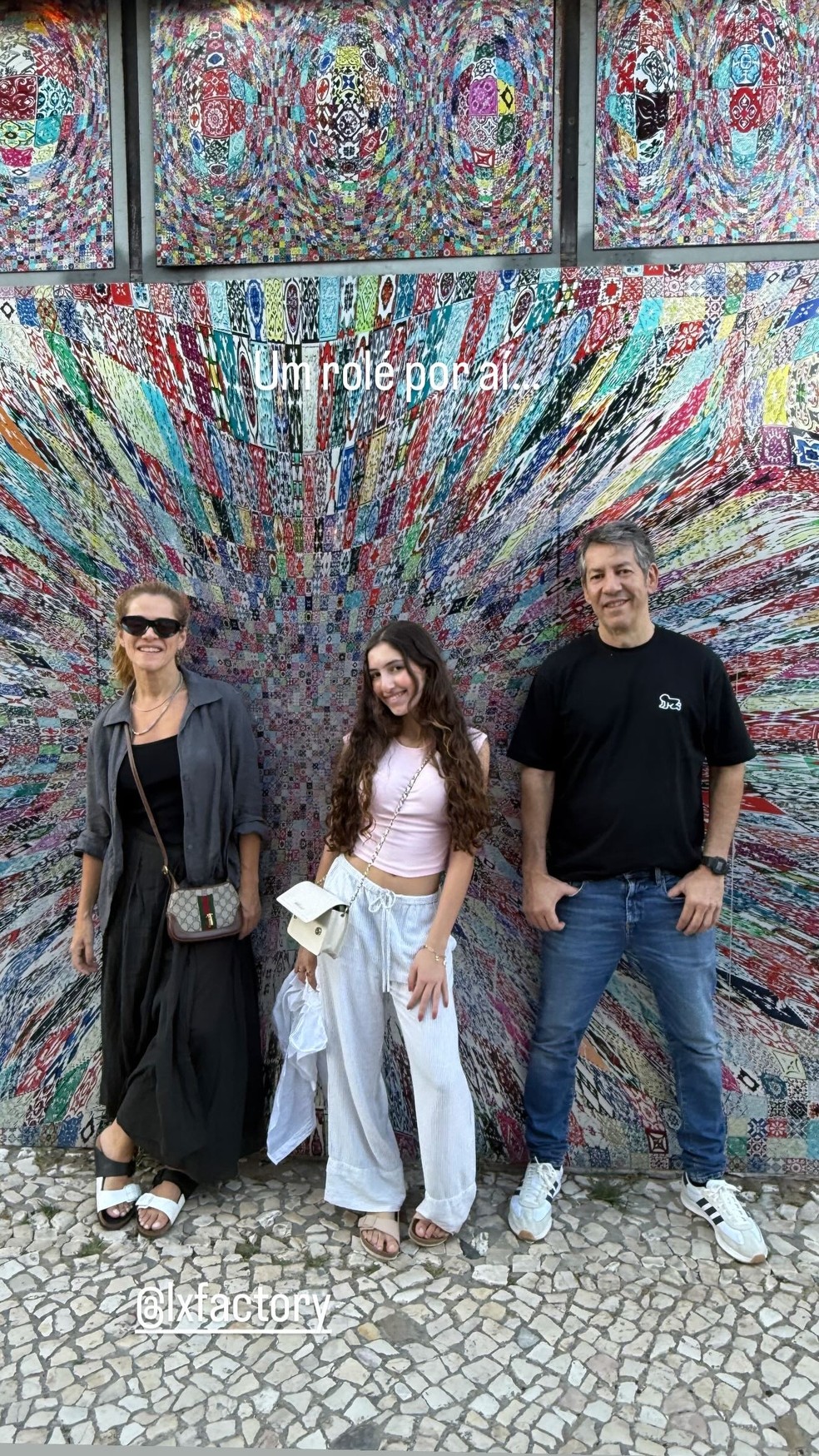 Em Lisboa, Ingrid Guimarães posou com a filha, Clara, de 15 anos, e o marido, Renê Machado — Foto: Reprodução/Instagram