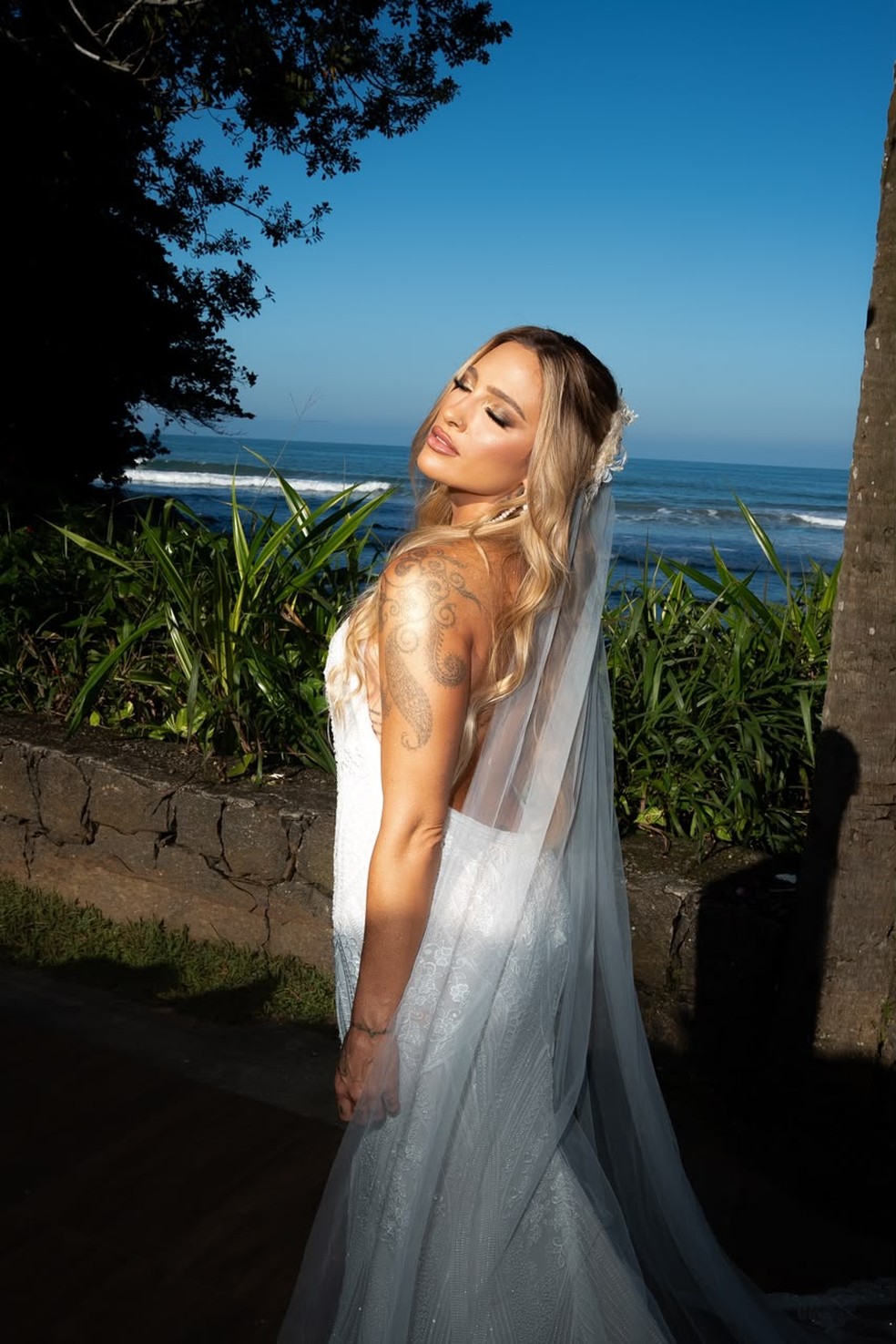 Tati Dias aposta em vestido de noiva 'vintage' para casamento com Lauana Prado — Foto: Divulgação/Arco e Flash Fotografia