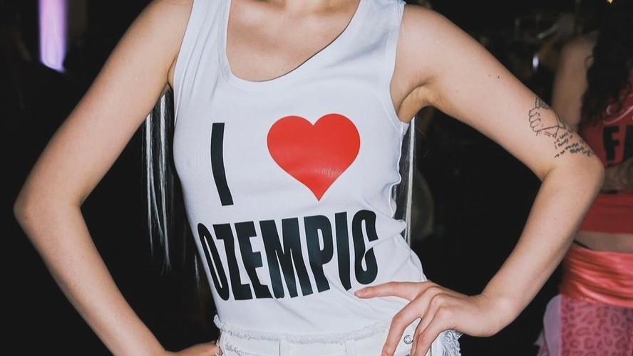 Marca desfila blusa 'Eu amo Ozempic' em Semana de Moda alemã e divide ...