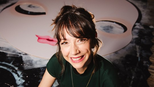Nina Pandolfo fala sobre nova exposição no Farol Santander: 'Minhas personagens funcionam como um espelho emocional'