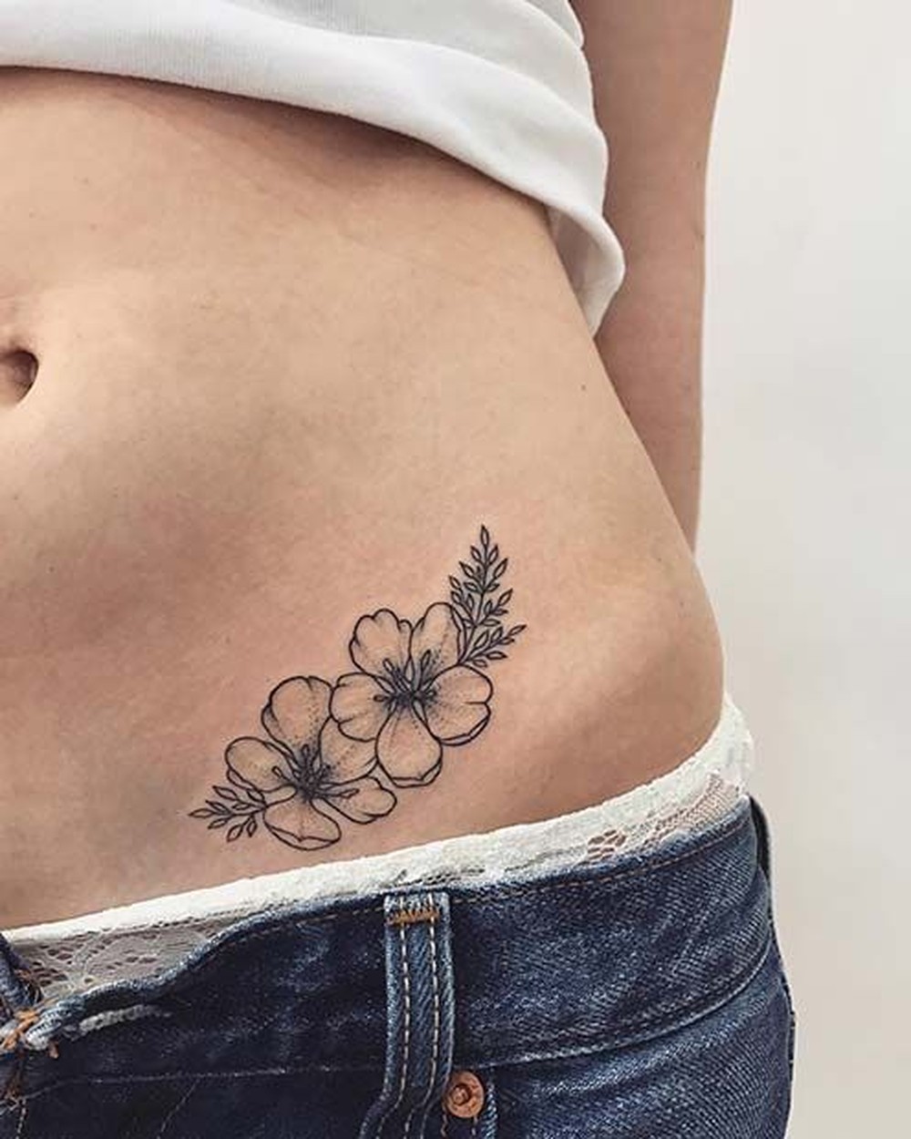 Tatuagem na barriga feminina: inspirações que vão transformar sua silhueta