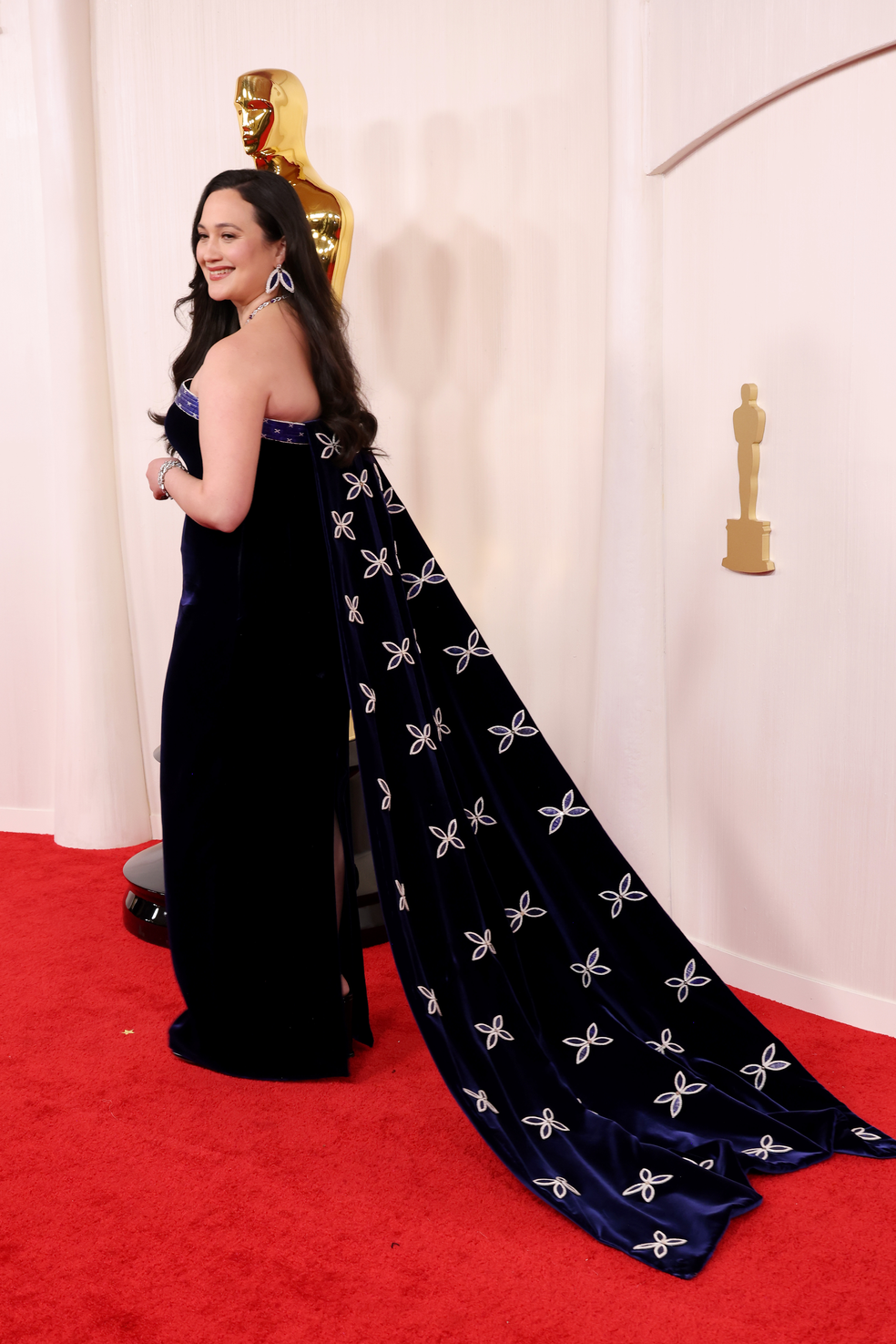Detalhe da capa do vestido Gucci de Lily Gladstone no Oscar 2024 — Foto: Getty Images