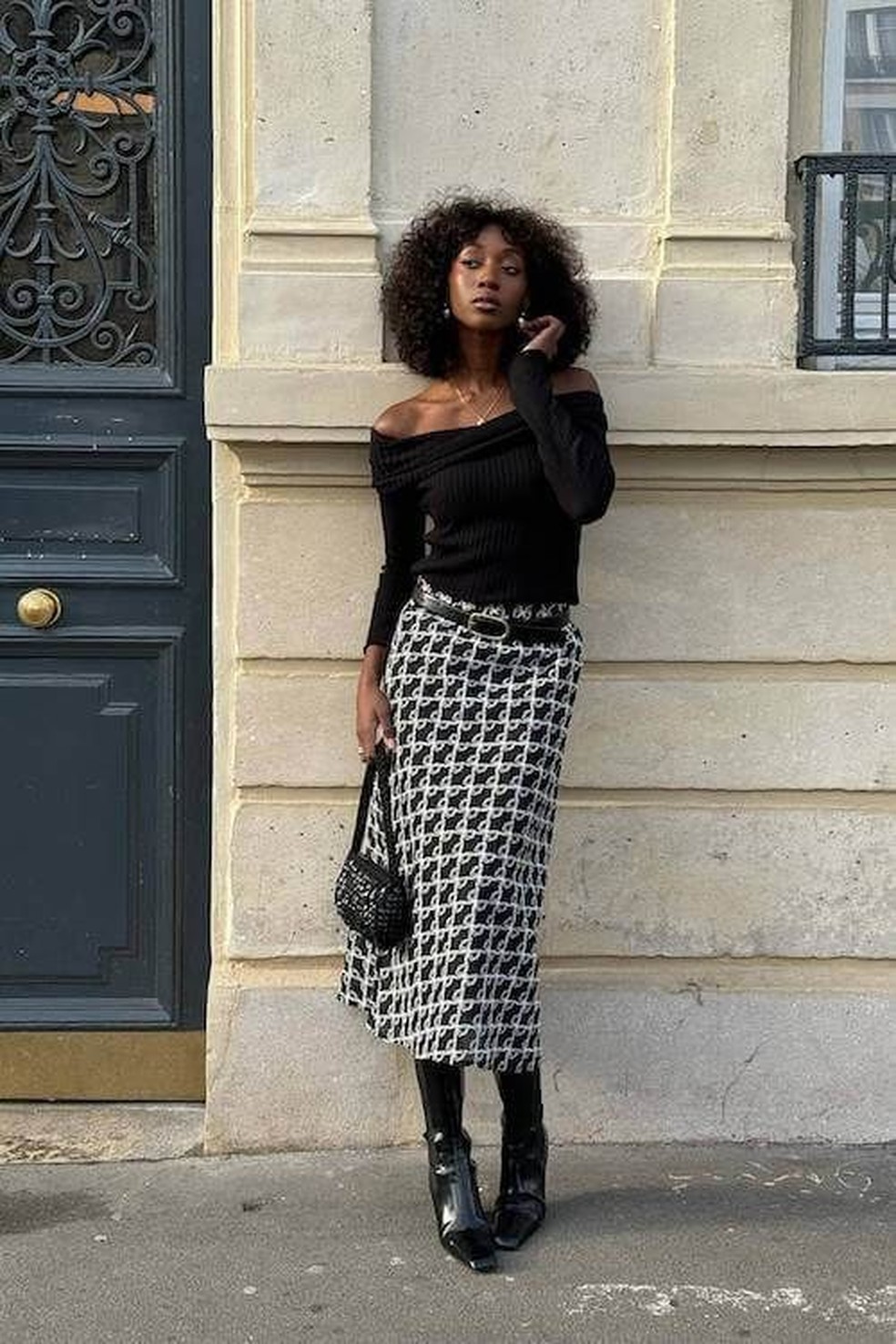 Aposte em botas de couro para criar um visual ainda mais marcante para o seu date. — Foto: Reprodução/Pinterest @girlsharestipsofficial