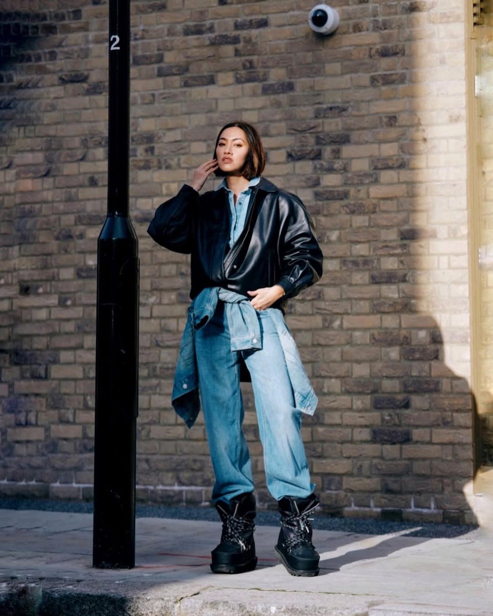 10 formas de usar jaqueta jeans no inverno — Foto: Reprodução/Instagram @handinfire