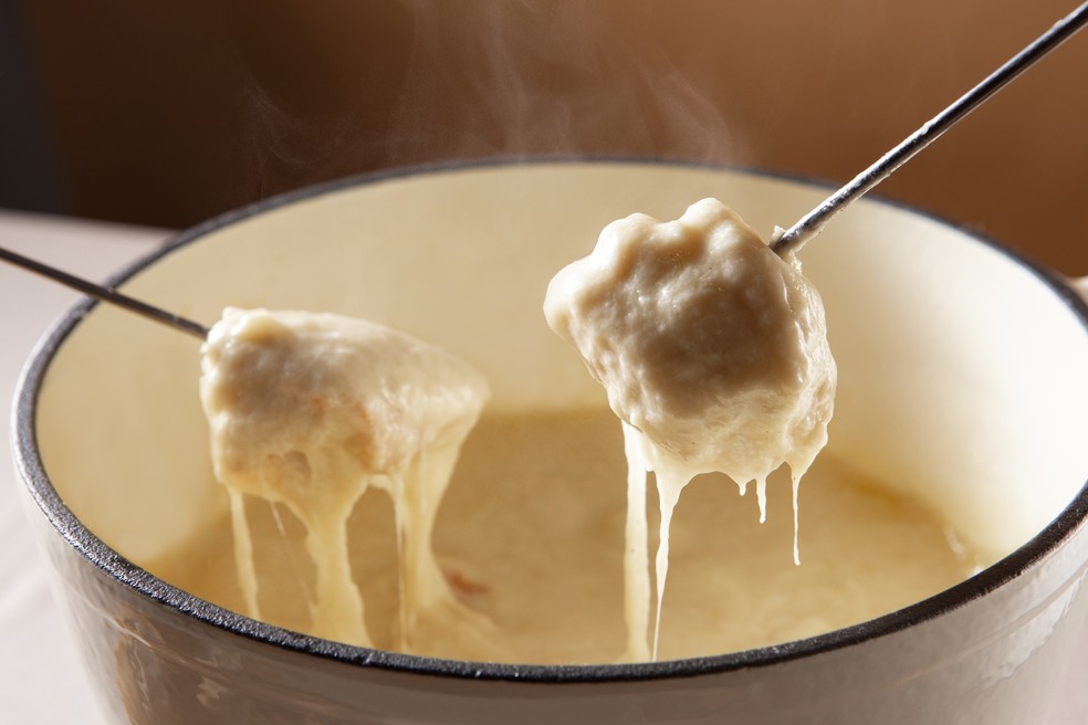 Fondue de queijo harmoniza com vinho branco — Foto: Imagem de freepik