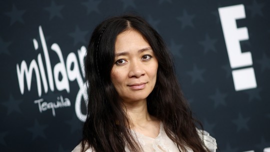 Chloé Zhao, primeira mulher asiática a ganhar o Globo de Ouro de Melhor Direção, pode levar seu segundo prêmio por ‘Hamnet’