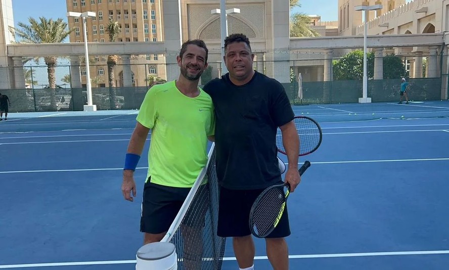 Felipe Andreoli mostra jogo de tenis com Ronaldo Fenômeno