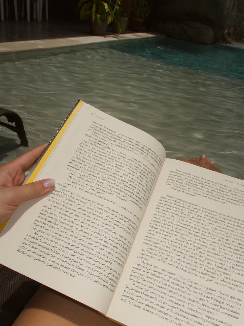 Larissa Manoela lendo — Foto: Reprodução/ Instagram @larissamanoela