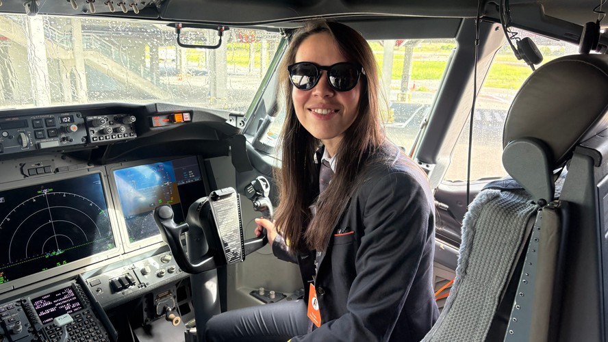 Tahys Gonçalves, copilota do voo para o Power Trip Summit em Salvador, que contou com tripulação 100% feminina