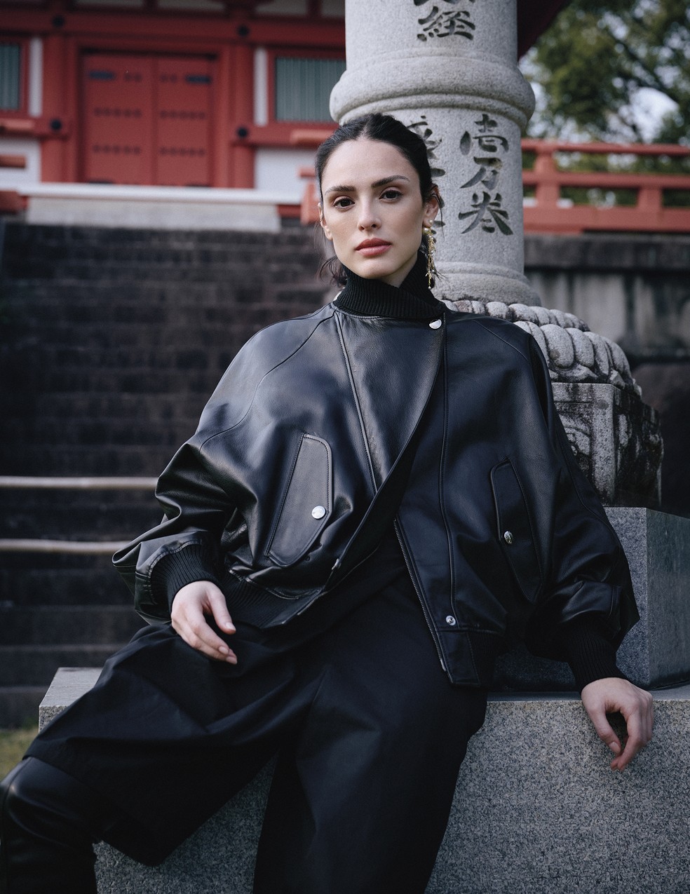 Isabelle Drummond veste jaqueta, blusa, bermuda, sandálias e brinco Dior Pre-Fall 2025 — Foto: Kyoko Munakata (Signo)