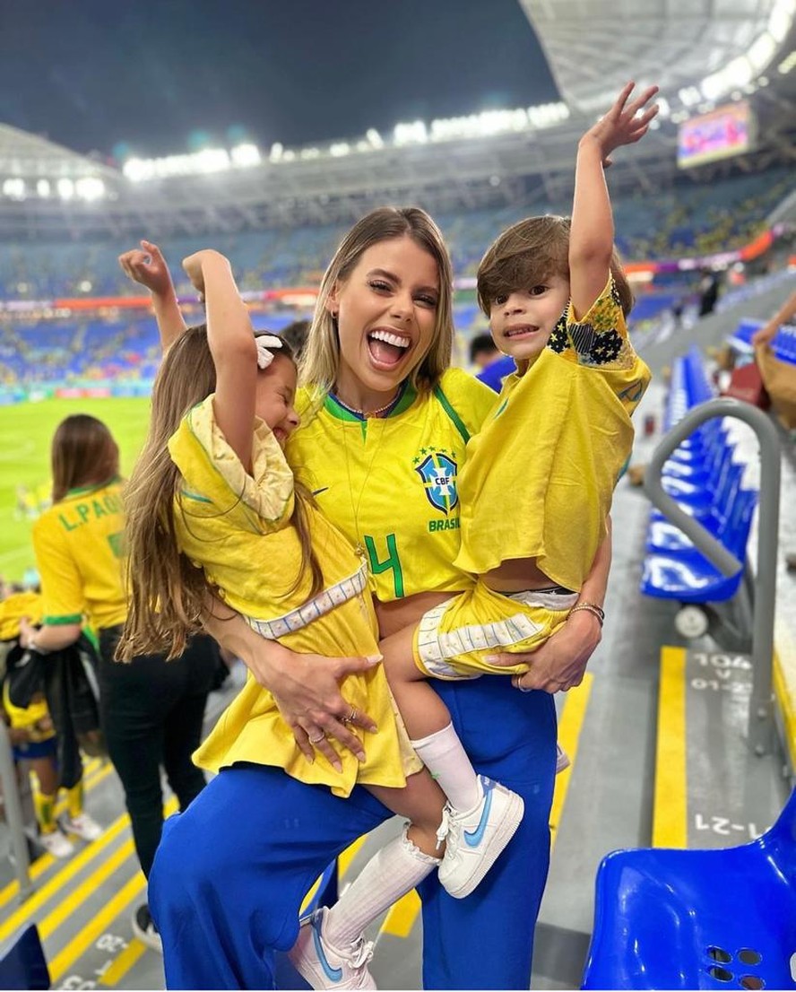 Carol Cabrino e os filhos na Copa do Mundo do Catar