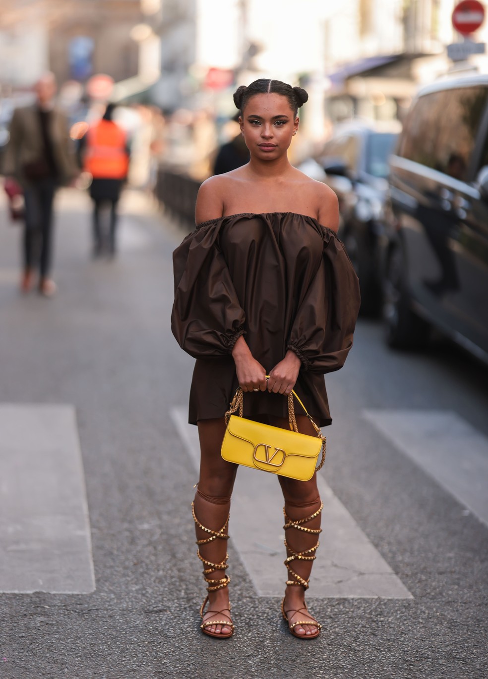 Look com sandália gladiadora — Foto: Getty Images