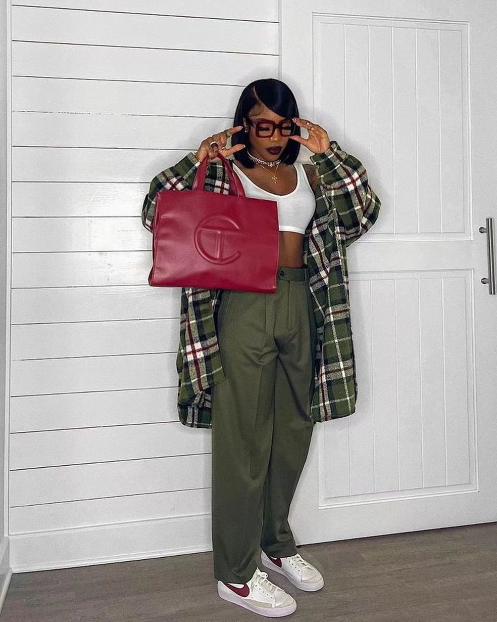 Fuja da camisa xadrez vermelha e explore diferentes cores na hora de criar o look. — Foto: Reprodução/Pinterest @dresslia_official